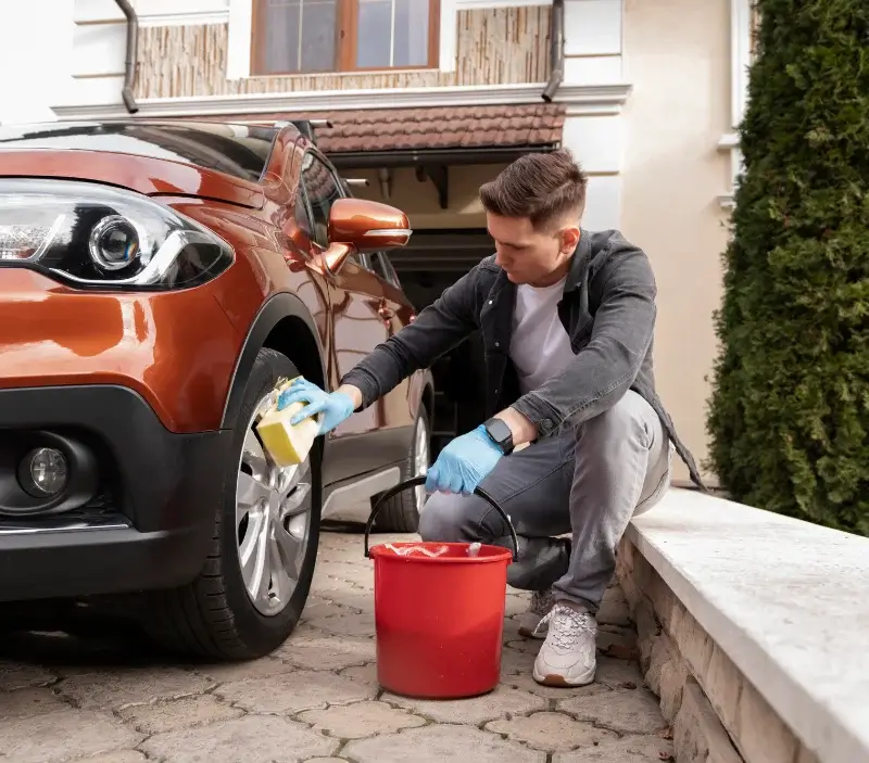 Lavage auto à domicile Rolleville : professionnel intervenant sur un véhicule